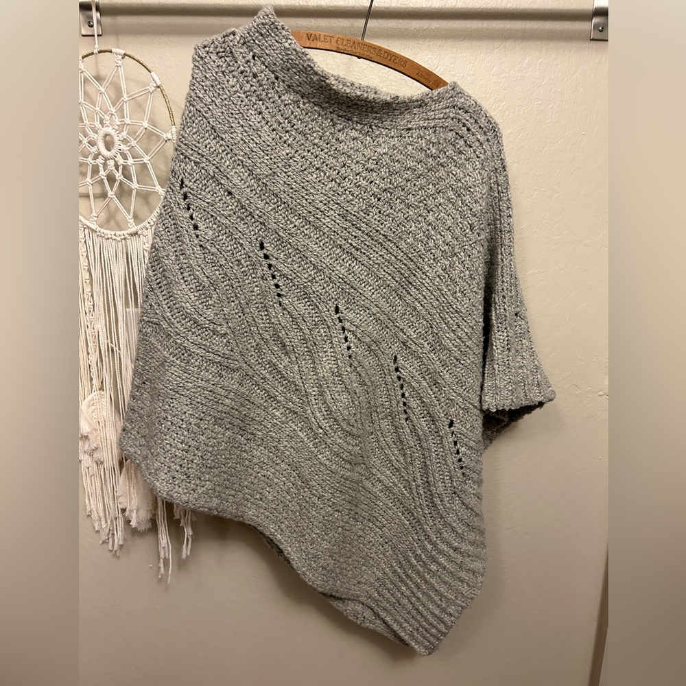 Lou & Grey Asymmetrical Textured Gray Poncho Chunky Cable Knit EUC One Size‎